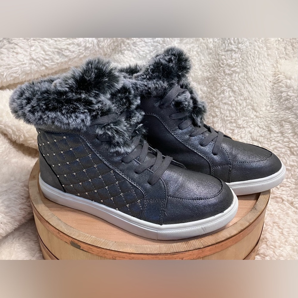 EUC Steve Madden Silver Sneakers High Top Faux Fur Studded Side Zip Laced Sz 5